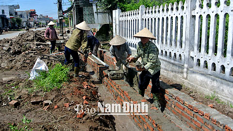 Thi công rãnh thoát nước, nâng cấp nền tuyến đường nối trung tâm Thị trấn Thịnh Long (Hải Hậu) với đường du lịch ven biển.