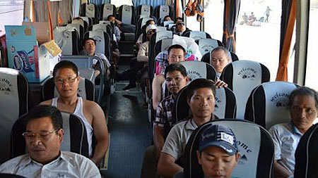 Những lao động Việt Nam đầu tiên sơ tán khỏi Libya. Ảnh: Vietnam+