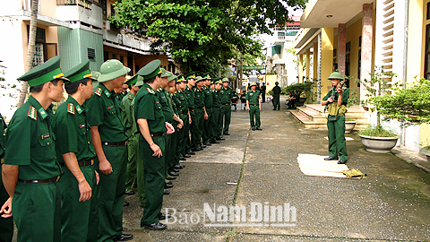 CBCS cơ quan Bộ Chỉ huy BĐBP tỉnh huấn luyện nội dung bắn súng tiểu liên AK.