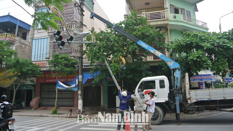 Lắp đặt đèn tín hiệu giao thông tại ngã tư giao cắt đường Hùng Vương - Lê Hồng Phong (TP Nam Định) góp phần quản lý trật tự ATGT đô thị.  Bài và ảnh: Đức Toàn