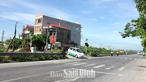 Đường ngang qua đường sắt có độ dốc cao là nguyên nhân gây ra nhiều vụ va chạm, TNGT trên tuyến Quốc lộ 10 (Ảnh chụp tại địa phận xã Liên Minh, huyện Vụ Bản).