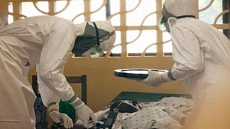 Bác sỹ điều trị cho một bệnh nhân nhiễm virus Ebola. (Nguồn: AP)