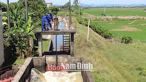 Vận hành điều tiết nước tại trạm bơm Vực Hầu thuộc hệ thống công trình thủy lợi do Cty TNHH một thành viên KTCTTL huyện Vụ Bản quản lý. 