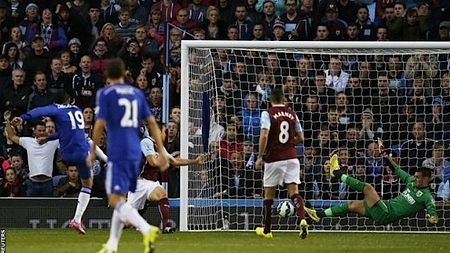  Các cầu thủ Chelsea (áo xanh) thắng thuyết phục Burnley 3-1. 