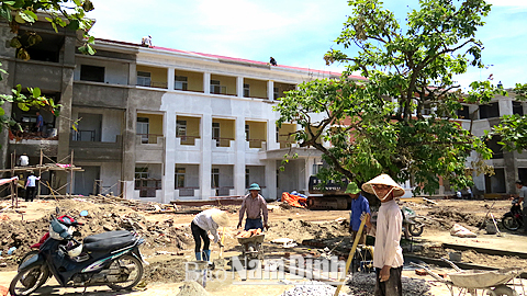 Trường Tiểu học Xuân Kiên (Xuân Trường) được sự tài trợ của Ngân hàng Bưu điện Liên Việt đã xây dựng mới 30 phòng học và phòng chức năng với kinh phí 14,5 tỷ đồng, chuẩn bị khánh thành vào năm học mới.