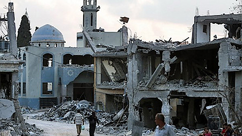 Nhiều ngôi nhà bị phá hủy trong các vụ không kích của Israel tại thành phố Beit Hanun, phía bắc Dải Gaza. (Ảnh: AFP/TTXVN)