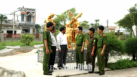 Cán bộ Phòng Cảnh sát ĐTTP về ma túy (Công an tỉnh) và Công an xã Giao Thiện (Giao Thủy) trao đổi với linh mục xứ Hoành Đông (xã Giao Thiện) về công tác vận động giáo dân tham gia giữ gìn ANTT trên địa bàn.