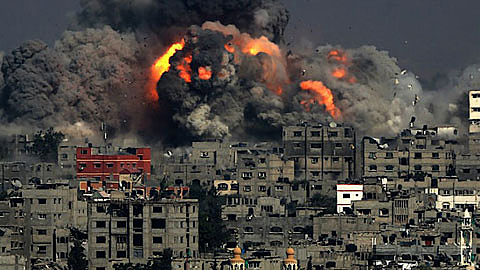 Ga-da chìm trong khói lửa sau các cuộc tấn công của Ít-xra-en. Ảnh: Internet