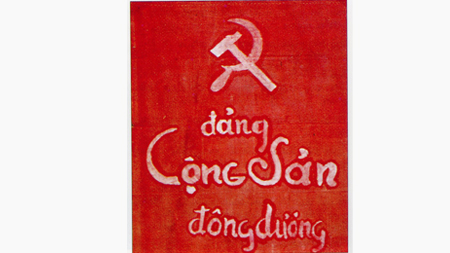 Cờ Đảng được treo ở Nhà máy sợi Nam Định, trong dịp kỷ niệm Cách mạng Tháng Mười Nga, ngày 7-11-1930.