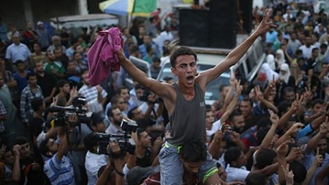 Người dân ở dải Gaza vui mừng khi nghe tin lệnh ngừng bắn vô thời hạn có hiệu lực ngày 26-8. (Ảnh: Reuters).