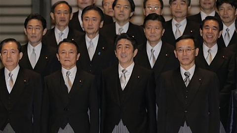 Thủ tướng Abe và Nội các của ông khi mới nhậm chức (Ảnh AP)