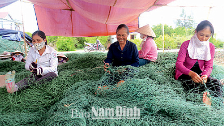 Người dân Hải Triều vào mùa vá lưới.