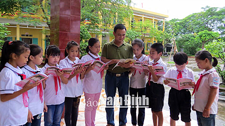 Thầy và trò Trường Tiểu học Trực Phương trong giờ học ngoại khoá.