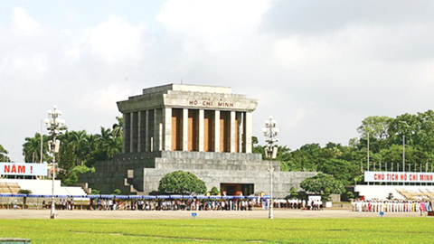 Vào lăng viếng Bác.