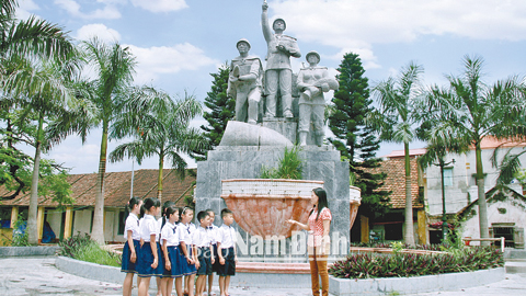 Giáo dục truyền thống quê hương cho học sinh Trường Tiểu học Thịnh Long A.  Bài và ảnh: Việt thắng