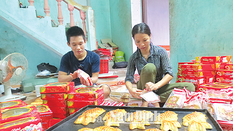 Sản xuất bánh Trung thu tại cơ sở Tiến Thành, xã Quang Trung.