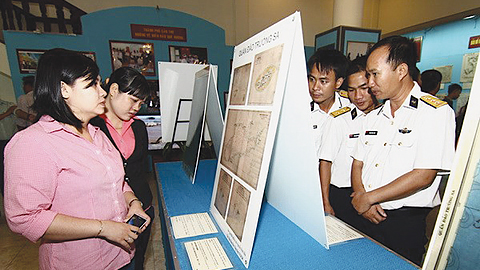 Khách tham quan triển lãm ngày khai mạc.