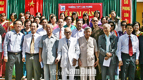 Các đồng chí: Lê Khả Phiêu, nguyên Tổng Bí thư BCH Trung ương Đảng; Nguyễn Ngọc Trìu, nguyên Phó Chủ tịch Hội đồng Bộ trưởng (nay là Phó Thủ tướng Chính phủ); Phạm Hồng Hà, Ủy viên BCH Trung ương Đảng, Bí thư Tỉnh ủy, Chủ tịch HĐND tỉnh, Trưởng đoàn Đoàn đại biểu Quốc hội của tỉnh; Giáo sư, Anh hùng Lao động Vũ Khiêu dự lễ khai giảng năm học mới tại Trường THPT Cao Phong, huyện Xuân Trường 