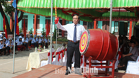 Đồng chí Nguyễn Khắc Hưng, Phó Bí thư Thường trực Tỉnh uỷ đánh trống khai giảng năm học 2014-2015 Trường THPT Đỗ Huy Liêu, huyện Ý Yên 