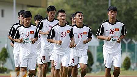  Đội tuyển U19 Việt Nam tập luyện chuẩn bị cho trận gặp U19 Ô-xtrây-li-a tối nay (5-9). 