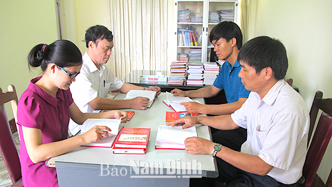 Cán bộ Ban Tuyên giáo Huyện ủy Nghĩa Hưng chuẩn bị tài liệu cung cấp cho đội ngũ báo cáo viên của huyện.