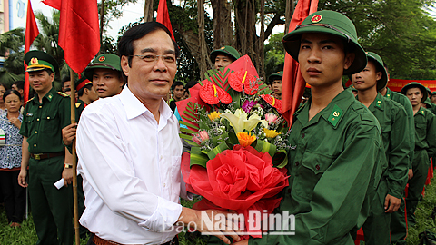 Đồng chí Nguyễn Khắc Hưng, Phó Bí thư Thường trực Tỉnh ủy tặng hoa, động viên tân binh Thành phố Nam Định 