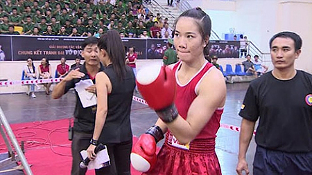  Lừu Thị Duyên tranh tài tại giải Boxing Let’s Việt lần II-2014 