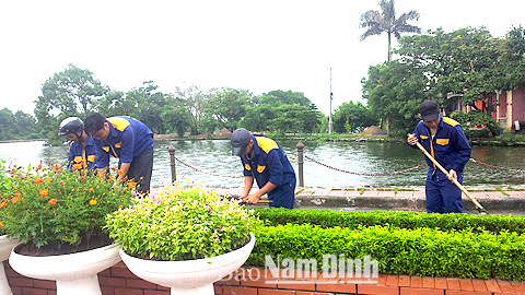 Công nhân Cty TNHH một thành viên Công trình đô thị Nam Định chăm sóc cây xanh, giữ gìn cảnh quan môi trường.