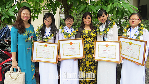 Niềm vui đoạt giải trong kỳ thi học sinh giỏi quốc gia, năm học 2013-2014 của cô và trò đội tuyển Văn Trường THPT chuyên Lê Hồng Phong (TP Nam Định).