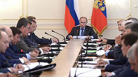 Tổng thống Nga Putin chủ trì cuộc họp chính phủ ngày 30-7. Ảnh: Reuters