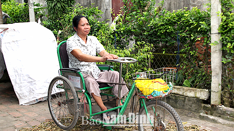 Bà Hoàng Thị Gái ở thôn Mai Xá, xã Mỹ Xá (TP Nam Định) với chiếc xe lắc do Hội CTĐ tỉnh trao tặng.