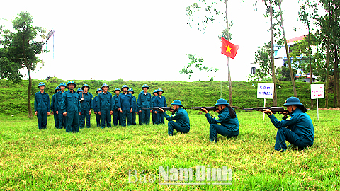 Lực lượng dân quân tự vệ xã Nghĩa Thịnh tham gia huấn luyện sẵn sàng chiến đấu.