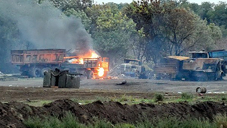 Xe quân sự Ukraine bốc cháy do trúng đạn pháo của quân ly khai tại Lugansk, miền đông Ukrane ngày 9-9. Nguồn: TTXVN