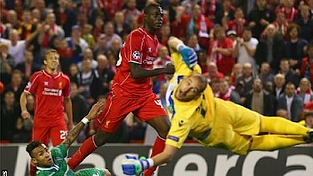  M. Balotelli mở tỷ số cho Liverpool. 