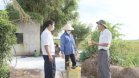 Cán bộ kỹ thuật Chi cục Thú y tỉnh hướng dẫn cách pha, liều lượng phun thuốc sát trùng cho nông dân.