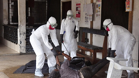 Nhân viên y tế tại vùng dịch E-bô-la ở Li-bê-ri-a.