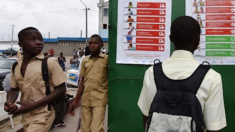 Người dân đọc thông tin tuyên truyền về bệnh Ebola.