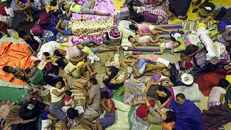  Người dân bị mất nhà cửa do lũ lụt lánh nạn tại một trung tâm cứu trợ tạm thời ở thủ đô Ma-ni-la, Phi-li-pin. Ảnh EPA 