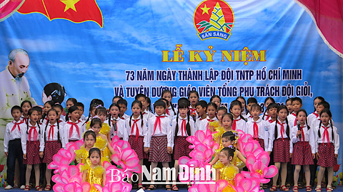 Một tiết mục văn nghệ trong Lễ kỷ niệm 73 năm Ngày thành lập Đội TNTP Hồ Chí Minh của thiếu nhi huyện Xuân Trường. Ảnh: Do cơ sở cung cấp