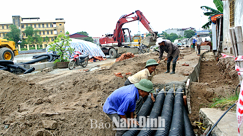 Lắp đặt hạ tầng kỹ thuật ngầm ở tuyến đường 52m tại Thành phố Nam Định.