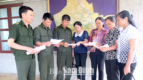 Cán bộ Hội Phụ nữ và Công an Thị trấn Lâm trao đổi kinh nghiệm vận động nhân dân tham gia phong trào toàn dân bảo vệ an ninh Tổ quốc.