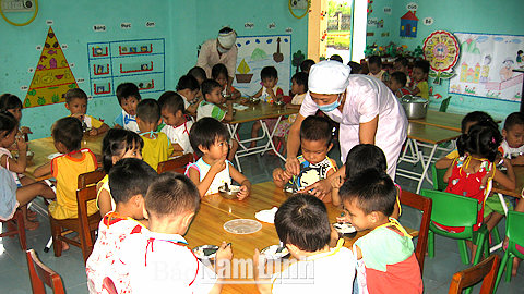 Bữa ăn bán trú của các cháu Trường Mầm non xã Yên Quang.