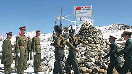Binh sĩ Trung Quốc và Ấn Độ ở khu vực biên giới. (Nguồn: india.com)
