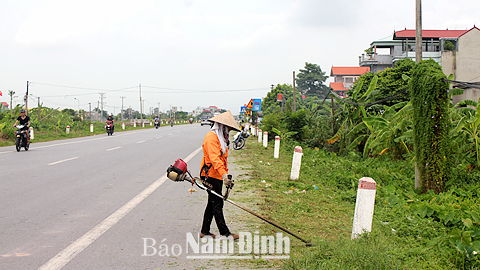 Công nhân Cty CP Quản lý và Xây dựng cầu đường Nam Định phát quang lề đường, bảo đảm an toàn hành lang đường bộ.