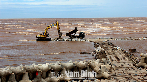 Xây dựng kè cắt sóng tạo bãi để bảo vệ đê biển tại xã Giao Phong (Giao Thủy).