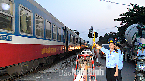 Nhân viên gác chắn Cty TNHH một thành viên Quản lý đường sắt Hà Ninh thực hiện nghiêm quy trình công tác, đảm bảo an toàn chạy tàu. 