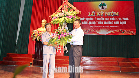 Đồng chí Đoàn Hồng Phong, Phó Bí thư Tỉnh ủy, Chủ tịch UBND tỉnh tặng hoa chúc mừng CLB Thiên Trường nhân kỷ niệm Ngày Quốc tế Người cao tuổi.