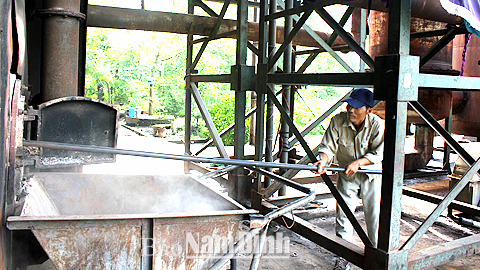 Công nhân Cty TNHH một thành viên Môi trường Nam Định thu gom tro của lò đốt rác thải.