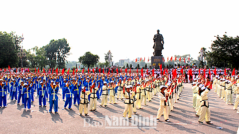 Người cao tuổi Thành phố Nam Định biểu diễn Thái cực trường sinh đạo tại Quảng trường 3-2.