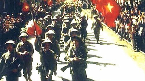 Sáng 10-10-1954, hai mươi vạn nhân dân Thủ đô náo nức đón đoàn quân chiến thắng trở về. Ảnh: Internet.